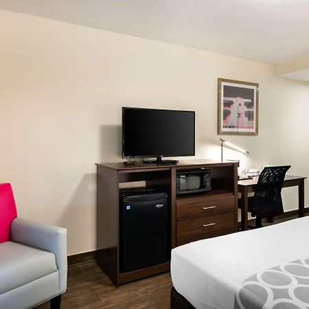 Downtown Hollywood Gardens Inn & Suites Ngoại thất bức ảnh