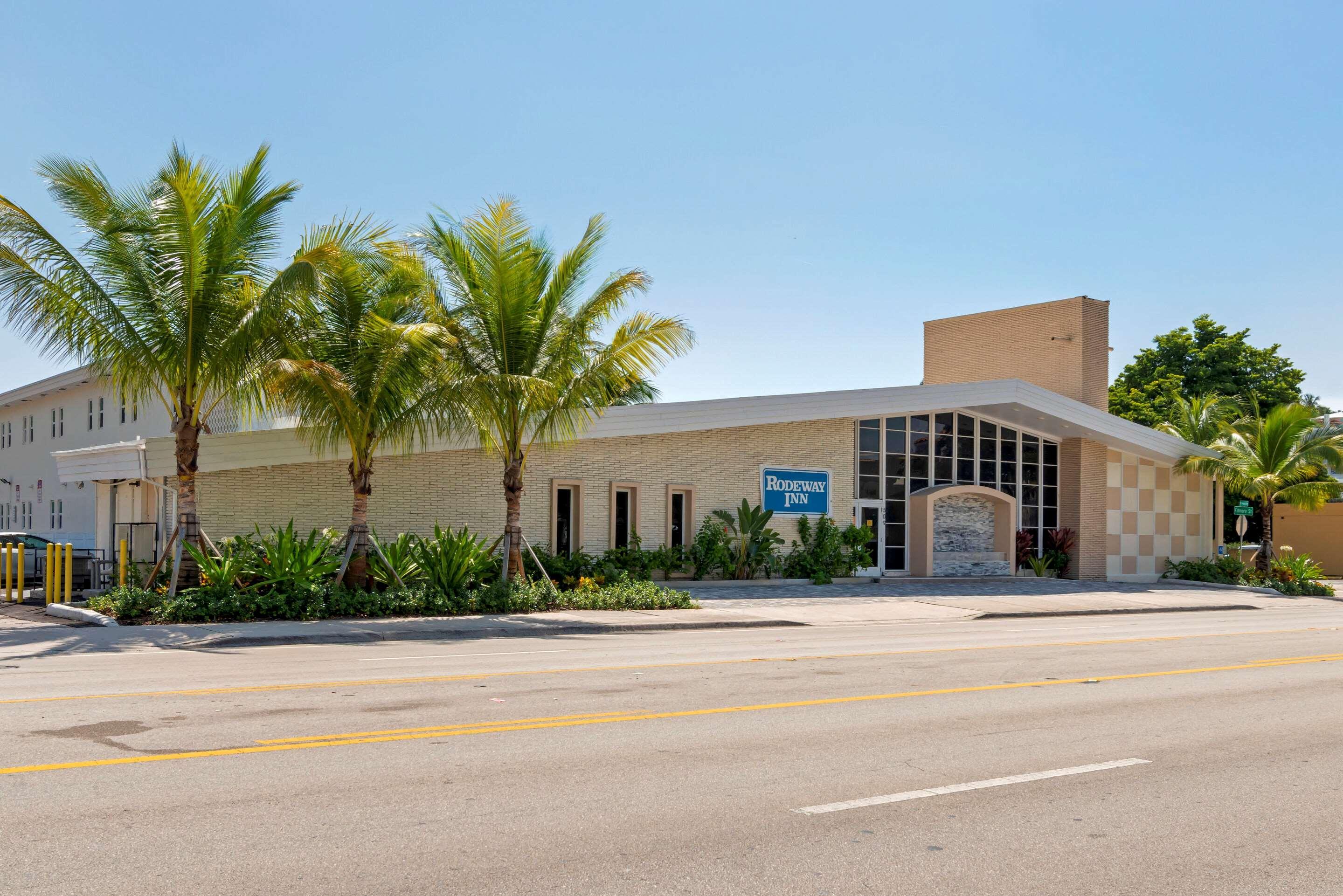 Downtown Hollywood Gardens Inn & Suites Ngoại thất bức ảnh